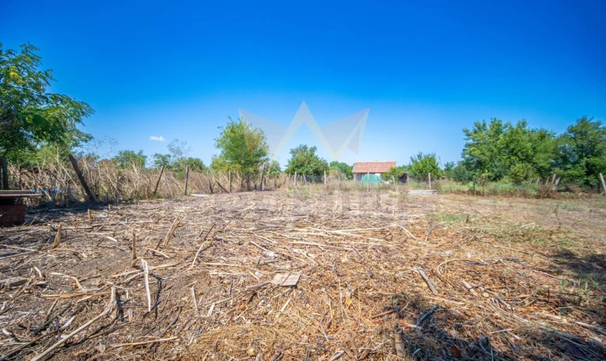 ПРОДАВАТ СЕ ДВЕ КЪЩИ В С.ЛИВАДА -  - снимка 34 - Имоти Премиер