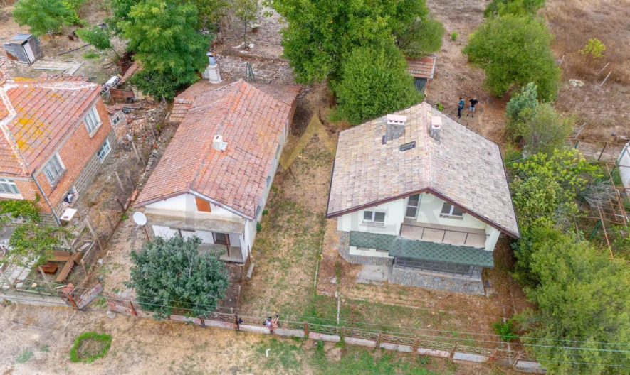 ПРОДАВАТ СЕ ДВЕ КЪЩИ В С.ЛИВАДА -  - снимка 35 - Имоти Премиер