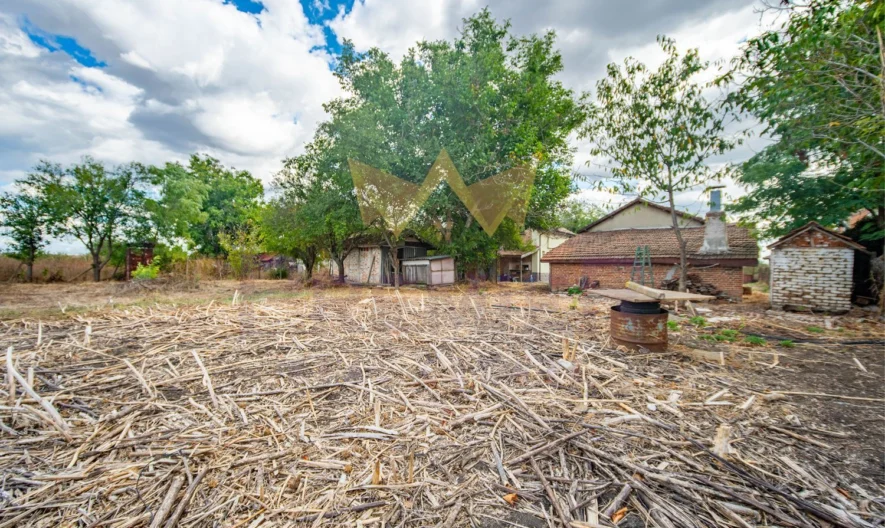 ПРОДАВАТ СЕ ДВЕ КЪЩИ В С.ЛИВАДА -  - снимка 37 - Имоти Премиер