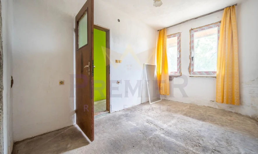 ПРОДАВАТ СЕ ДВЕ КЪЩИ В С.ЛИВАДА -  - снимка 8 - Имоти Премиер