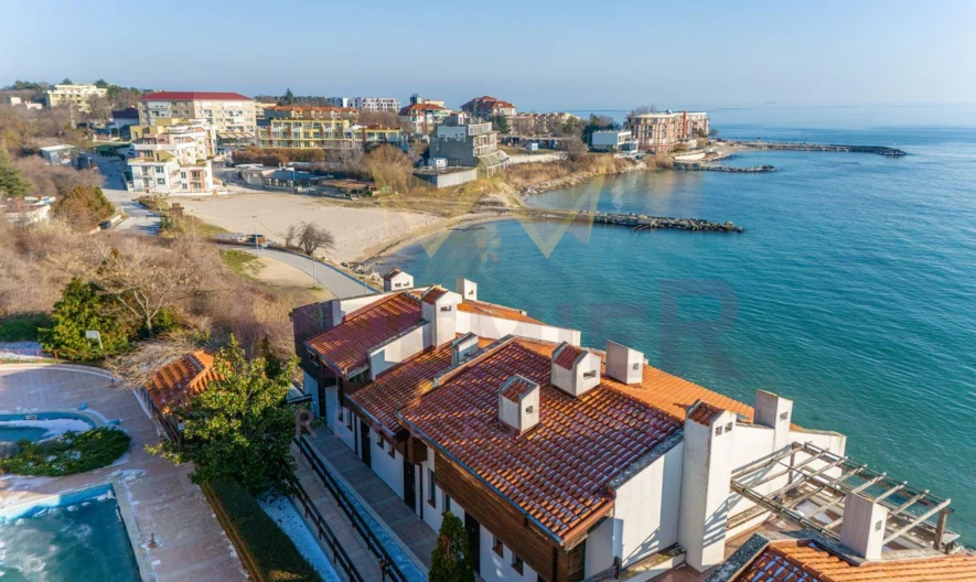 Просторен 3-стаен апартамент на две нива на първа линия в к.к. Бялата Лагуна (местност Икантълъка) – гр. Балчик, обл. Добрич. - - снимка 1 - Имоти Премиер