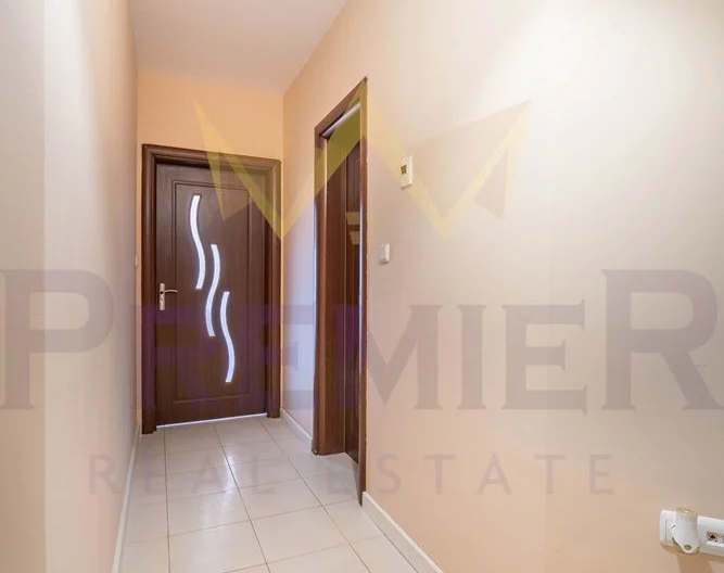 Просторен двустаен апартамент със закрито паркомясто в к.к. Св. Св. Константин и Елена - - снимка 10 - Имоти Премиер