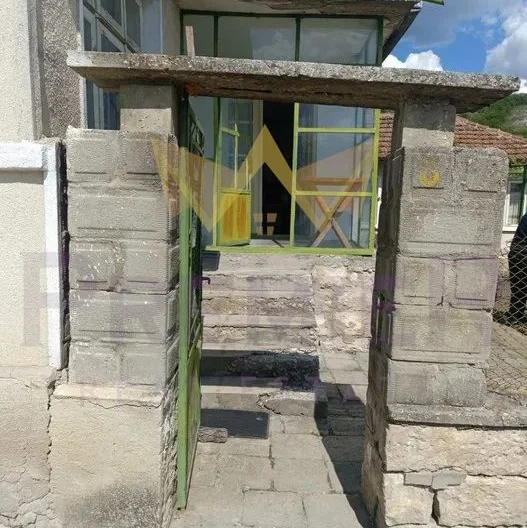 Просторен имот за живеене с голям двор и селскостопански постройки в с.Кипра -  - снимка 1 - Имоти Премиер