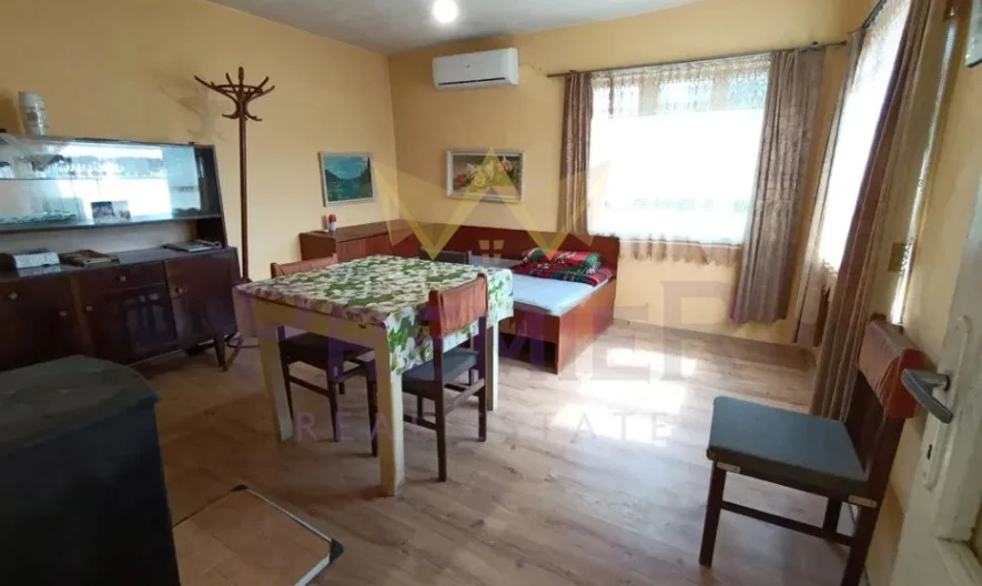 Просторен имот за живеене с голям двор и селскостопански постройки в с.Кипра -  - снимка 10 - Имоти Премиер