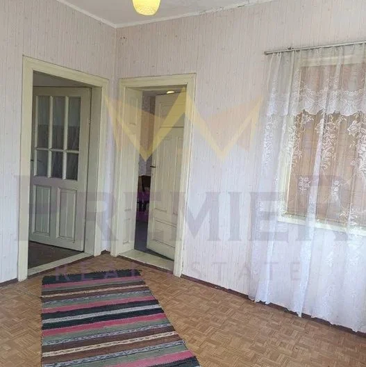 Просторен имот за живеене с голям двор и селскостопански постройки в с.Кипра -  - снимка 3 - Имоти Премиер