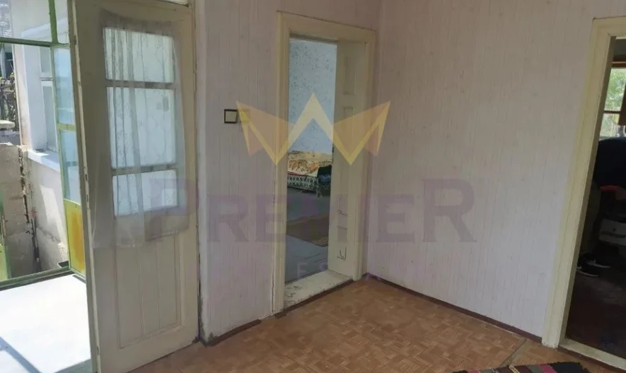 Просторен имот за живеене с голям двор и селскостопански постройки в с.Кипра -  - снимка 5 - Имоти Премиер