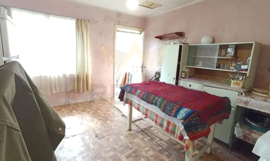 Просторен имот за живеене с голям двор и селскостопански постройки в с.Кипра -  - снимка 6 - Имоти Премиер