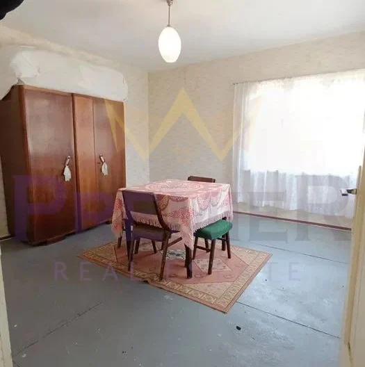 Просторен имот за живеене с голям двор и селскостопански постройки в с.Кипра -  - снимка 6 - Имоти Премиер