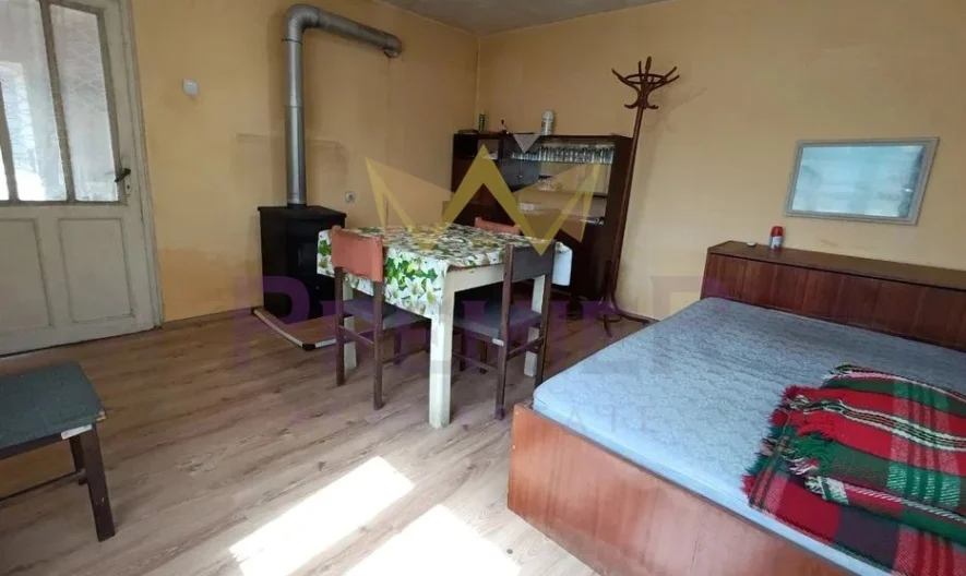 Просторен имот за живеене с голям двор и селскостопански постройки в с.Кипра -  - снимка 9 - Имоти Премиер