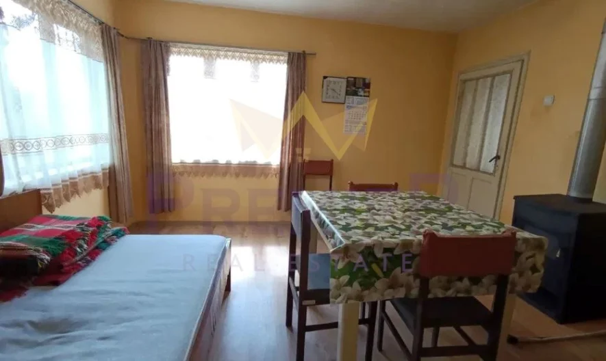 Просторен имот за живеене с голям двор и селскостопански постройки в с.Кипра -  - снимка 9 - Имоти Премиер