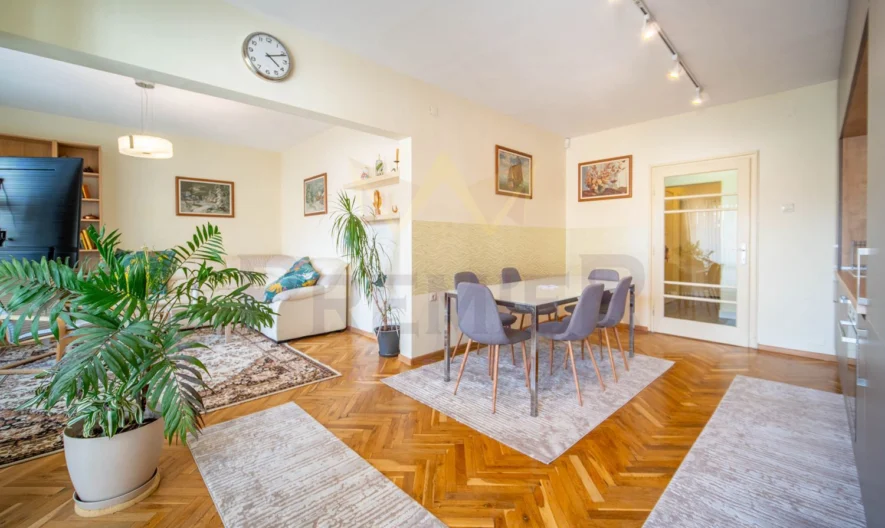 Просторен тристаен апартамент с възможност за паркиране в сърцето на града !! - - снимка 1 - Имоти Премиер