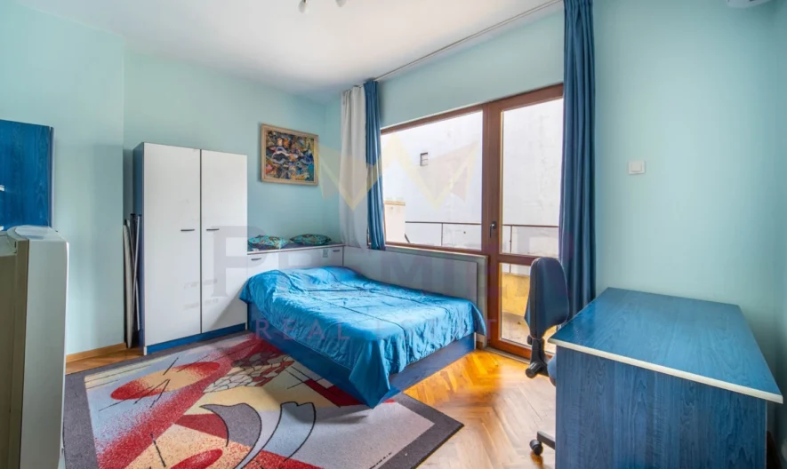 Просторен тристаен апартамент с възможност за паркиране в сърцето на града !! - - снимка 11 - Имоти Премиер