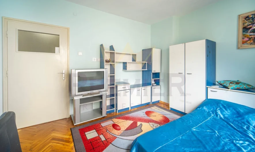 Просторен тристаен апартамент с възможност за паркиране в сърцето на града !! - - снимка 12 - Имоти Премиер