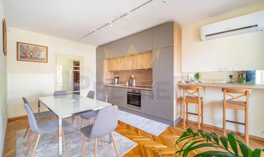 Просторен тристаен апартамент с възможност за паркиране в сърцето на града !! - - снимка 2 - Имоти Премиер