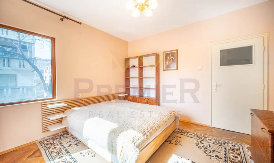 Просторен тристаен апартамент с възможност за паркиране в сърцето на града !! - - снимка 20 - Имоти Премиер