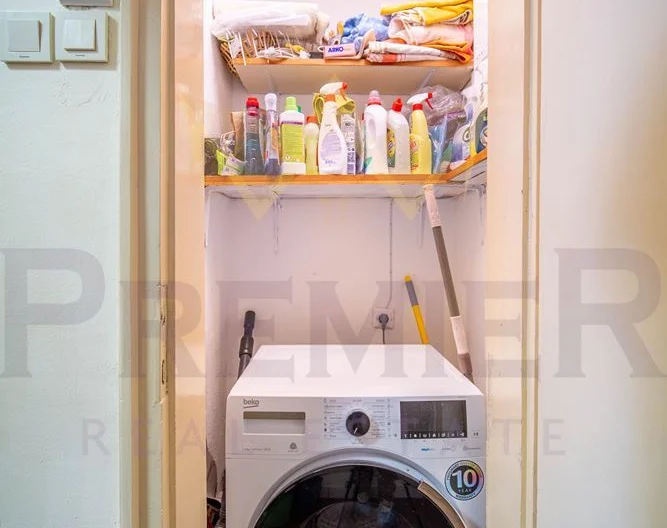 Просторен тристаен апартамент с възможност за паркиране в сърцето на града !! - - снимка 21 - Имоти Премиер