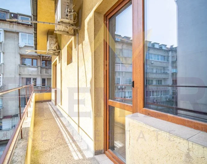 Просторен тристаен апартамент с възможност за паркиране в сърцето на града !! - - снимка 9 - Имоти Премиер