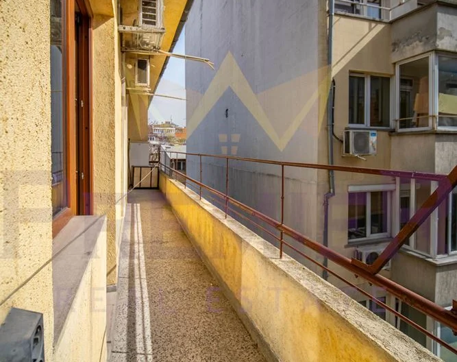 Просторен тристаен апартамент с възможност за паркиране в сърцето на града !! -  - снимка 9 - Имоти Премиер