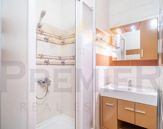 ПРОСТОРЕН ТРИСТАЕН АПАРТАМЕНТ, ж.к. Възраждане 1, гр. Варна -  - снимка 8 - Имоти Премиер