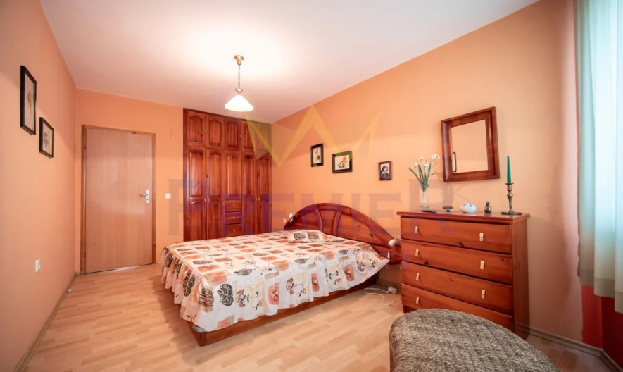 Просторен тристаен тухлен  апартамент с подземен гараж , находящ се в гр Добрич , до Езикова гимназия -  - снимка 14 - Имоти Премиер