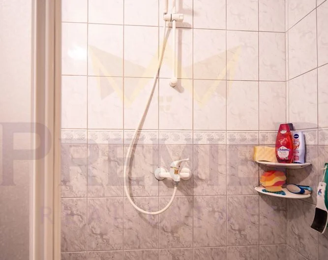 Просторен тристаен тухлен  апартамент с подземен гараж , находящ се в гр Добрич , до Езикова гимназия -  - снимка 17 - Имоти Премиер