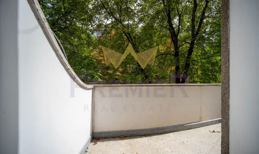 Просторен тристаен тухлен  апартамент с подземен гараж , находящ се в гр Добрич , до Езикова гимназия -  - снимка 22 - Имоти Премиер