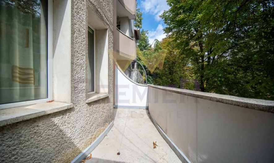 Просторен тристаен тухлен  апартамент с подземен гараж , находящ се в гр Добрич , до Езикова гимназия -  - снимка 23 - Имоти Премиер