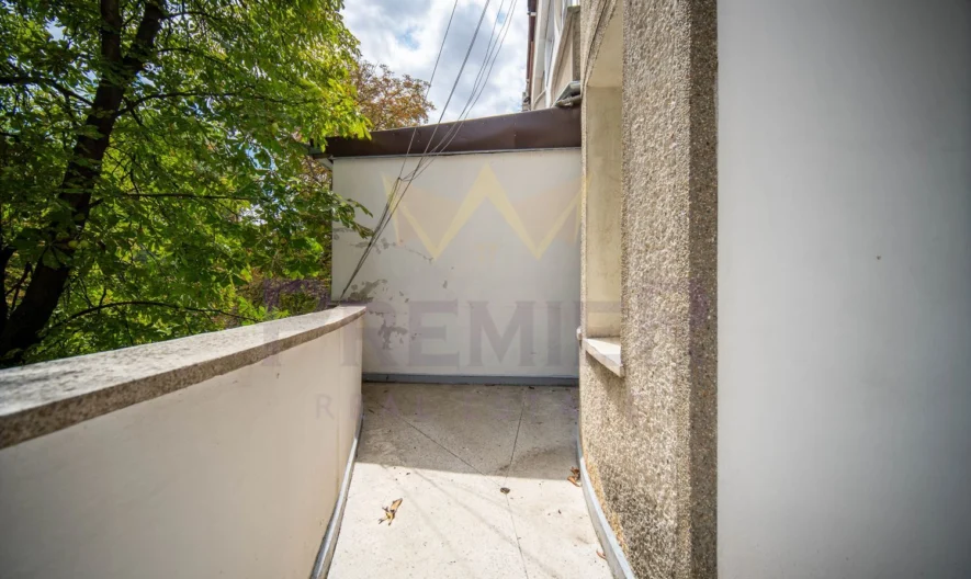 Просторен тристаен тухлен  апартамент с подземен гараж , находящ се в гр Добрич , до Езикова гимназия -  - снимка 24 - Имоти Премиер