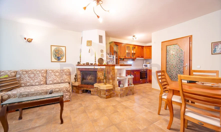 Просторен тристаен тухлен  апартамент с подземен гараж , находящ се в гр Добрич , до Езикова гимназия -  - снимка 3 - Имоти Премиер