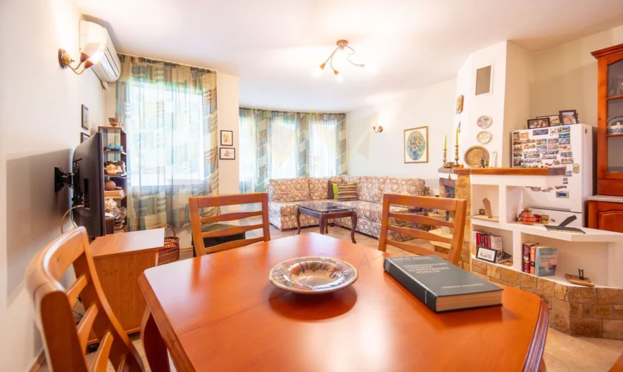 Просторен тристаен тухлен  апартамент с подземен гараж , находящ се в гр Добрич , до Езикова гимназия -  - снимка 5 - Имоти Премиер