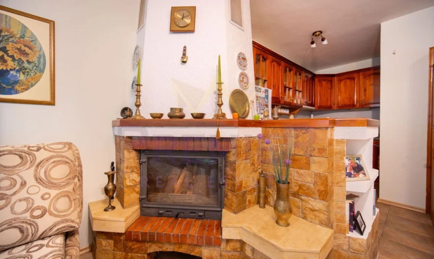 Просторен тристаен тухлен  апартамент с подземен гараж , находящ се в гр Добрич , до Езикова гимназия -  - снимка 6 - Имоти Премиер