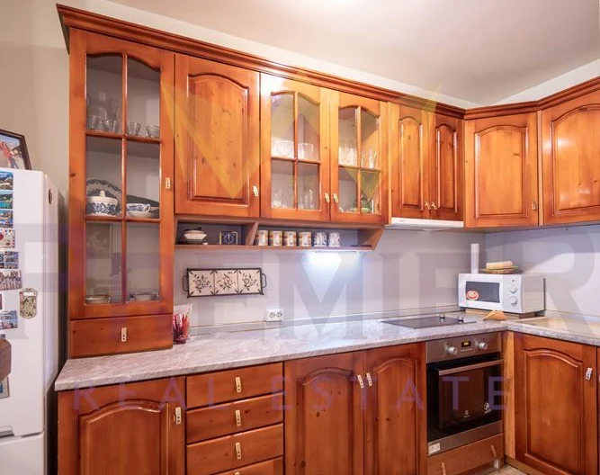 Просторен тристаен тухлен  апартамент с подземен гараж , находящ се в гр Добрич , до Езикова гимназия -  - снимка 8 - Имоти Премиер