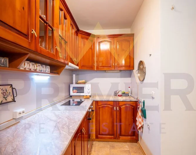 Просторен тристаен тухлен  апартамент с подземен гараж , находящ се в гр Добрич , до Езикова гимназия -  - снимка 9 - Имоти Премиер