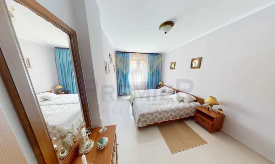 Просторна двуетажна къща с басейн в Кошарица -  - снимка 1 - Имоти Премиер