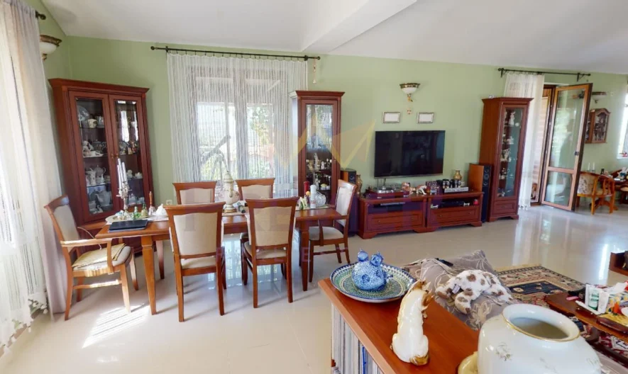 Просторна двуетажна къща с басейн в Кошарица -  - снимка 11 - Имоти Премиер