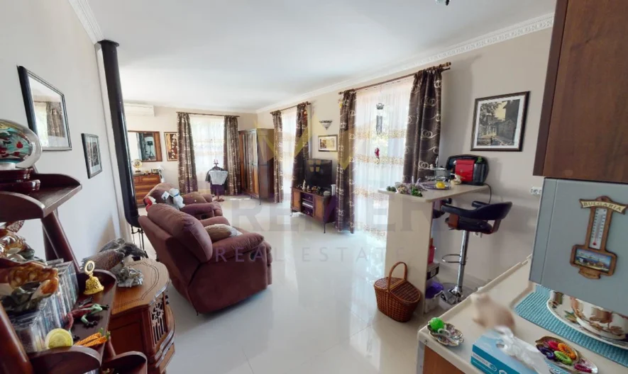 Просторна двуетажна къща с басейн в Кошарица -  - снимка 12 - Имоти Премиер