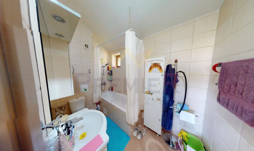 Просторна двуетажна къща с басейн в Кошарица -  - снимка 13 - Имоти Премиер