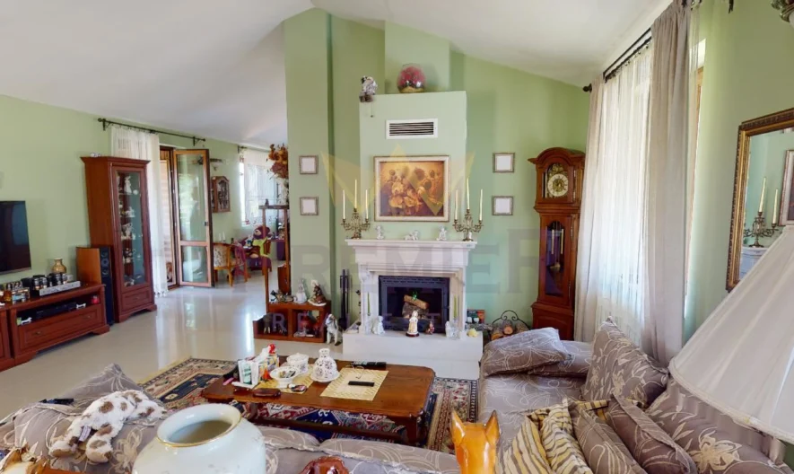 Просторна двуетажна къща с басейн в Кошарица -  - снимка 17 - Имоти Премиер