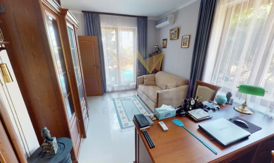 Просторна двуетажна къща с басейн в Кошарица -  - снимка 2 - Имоти Премиер