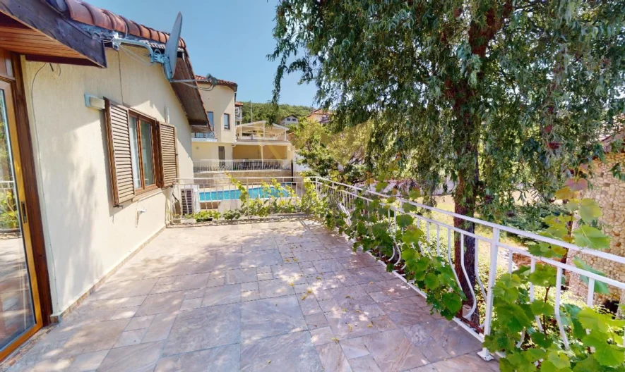 Просторна двуетажна къща с басейн в Кошарица -  - снимка 20 - Имоти Премиер