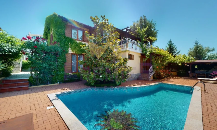 Просторна двуетажна къща с басейн в Кошарица -  - снимка 22 - Имоти Премиер