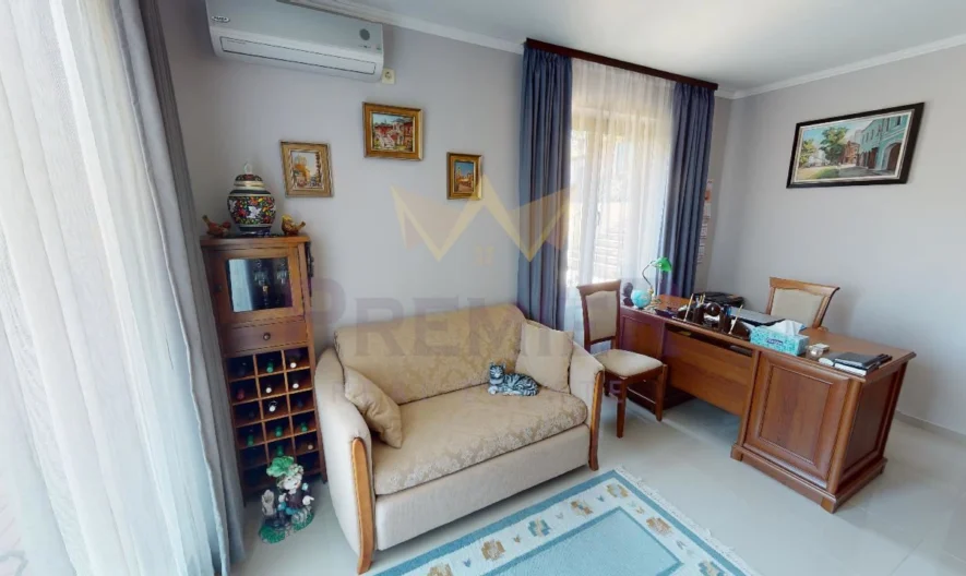 Просторна двуетажна къща с басейн в Кошарица -  - снимка 3 - Имоти Премиер