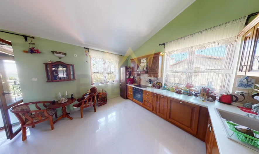 Просторна двуетажна къща с басейн в Кошарица -  - снимка 7 - Имоти Премиер