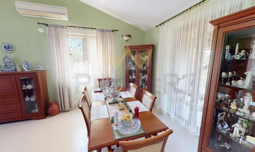 Просторна двуетажна къща с басейн в Кошарица -  - снимка 8 - Имоти Премиер