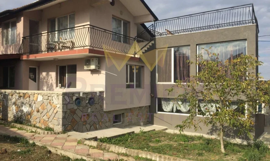 Просторна къща 320 кв.м. с двор 1000 кв.м. близо до Бургас -  - снимка 1 - Имоти Премиер