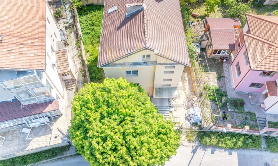 Просторна къща на четири нива с двор и паркоместа в кв. Виница - - снимка 1 - Имоти Премиер