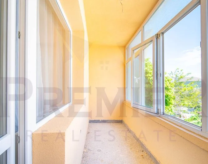 Просторна къща на четири нива с двор и паркоместа в кв. Виница - - снимка 14 - Имоти Премиер