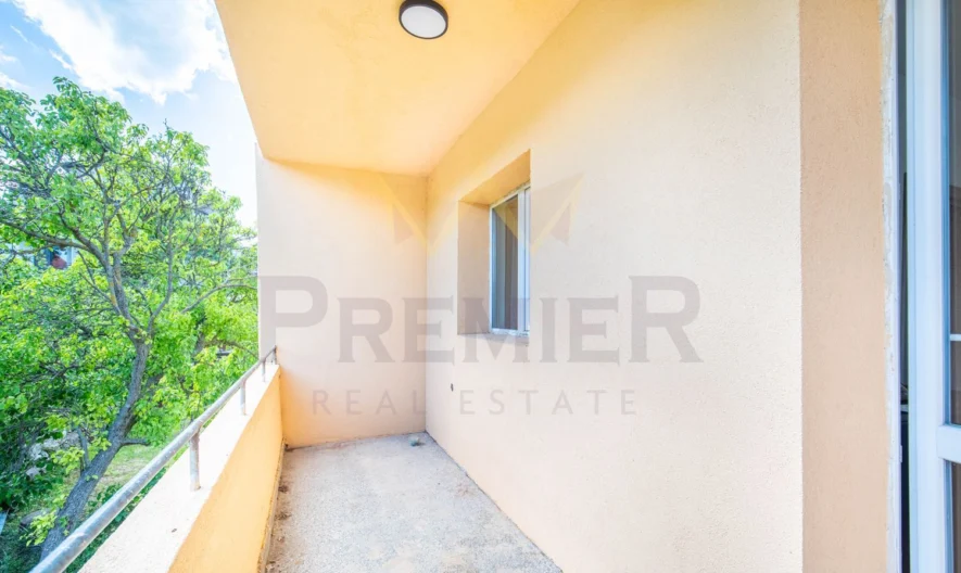 Просторна къща на четири нива с двор и паркоместа в кв. Виница - - снимка 15 - Имоти Премиер