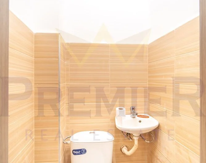 Просторна къща на четири нива с двор и паркоместа в кв. Виница - - снимка 22 - Имоти Премиер