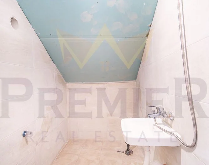 Просторна къща на четири нива с двор и паркоместа в кв. Виница - - снимка 23 - Имоти Премиер